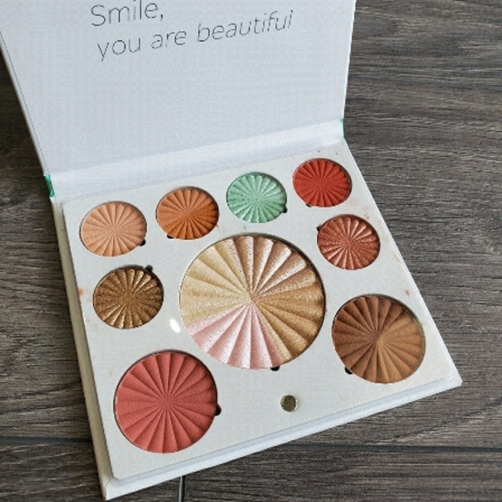 𝅺2 for $50 - Ofra face palette